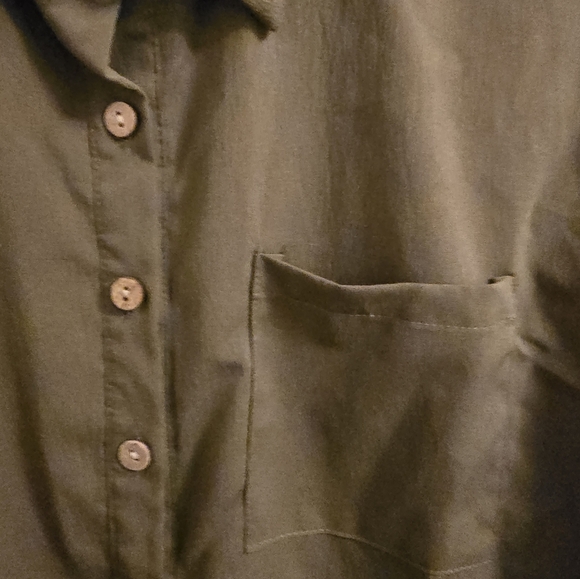 Men’s olive green short-sleeved button-up shirt with chest pocket, size small - Picture 2 of 5